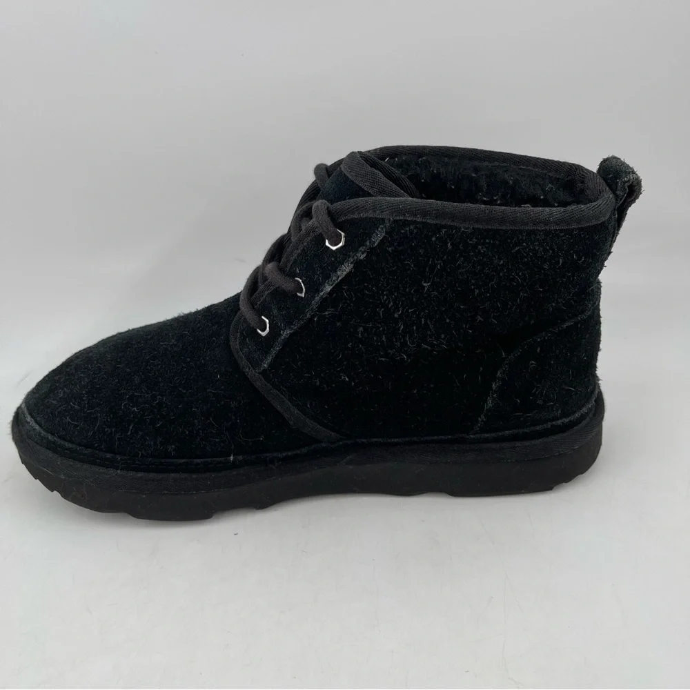 Ugg Unisex Kids Neumel II- SZ 6 -Black Suede Lace-Up Sherpa Lined Chukka Boot.